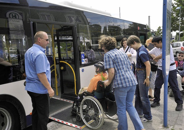 Vorbildlich: Mit Absenkung und einer a...ber noch nicht zu allen Linienbussen.   | Foto: Volker Mnch