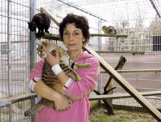 Tierheimleiterin Martina Donath, die n...lfe ehrenamtlicher Krfte angewiesen.   | Foto: Frey