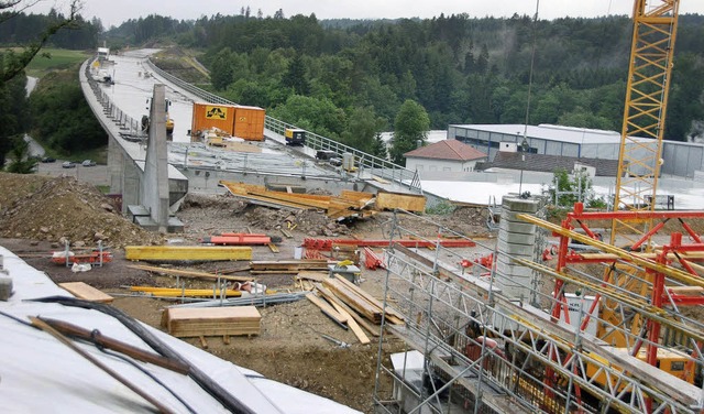 Noch wird an der Murgtalbrcke gebaut,... um Murg fr den Verkehr freigegeben.   | Foto: Winfried Dietsche