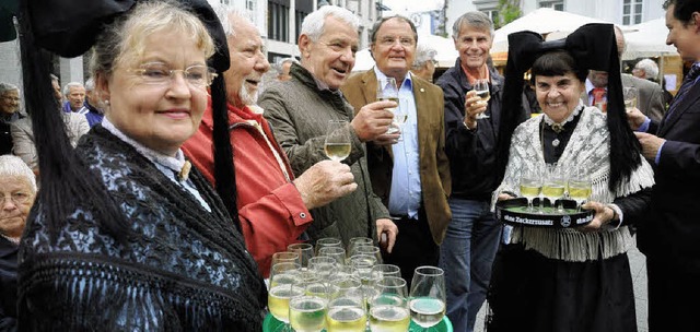 Zum Auftakt des 24. Lrracher Weindorf...ieen auch die Weindorf-Veteranen an.   | Foto: Barbara Ruda