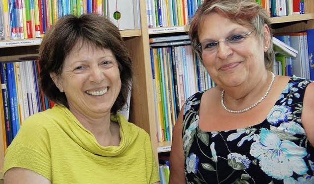 Rektorin Ingrid Klein (rechts) gratuli...witha Siegel zu ihrem Dienstjubilum.   | Foto: hans-jochen voigt