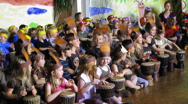 Im Takt: Die Kinder des Kindergartens St. Gallus bei ihrem groen Trommelfest.   | Foto: Laura Schmid