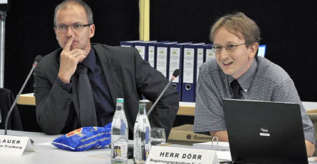 Baudirektor Leo Andlauer (links)  und ...t in der Kaiserstuhlhalle in Ihringen.  | Foto: Kai Kricheldorff