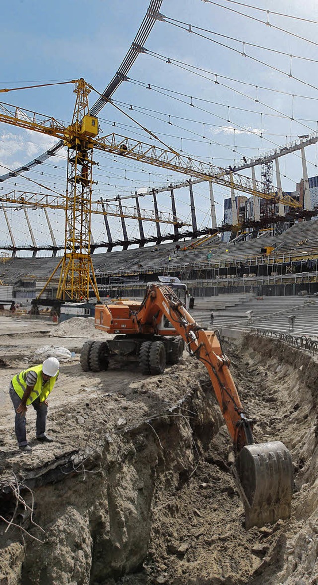 Noch immer eine Baustelle: das Olympiastadion in Kiew  | Foto: dpa