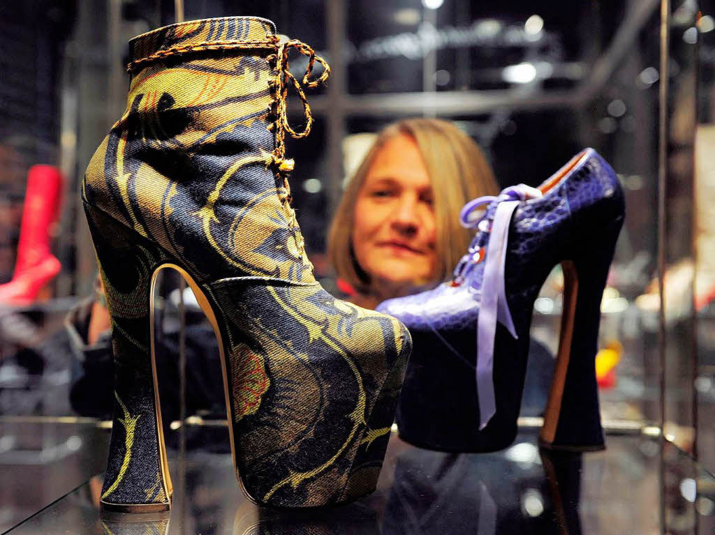 Stolperfalle: Im Bowes Museum im englischen County Durham sind nun die Schuhe zu sehen, in denen das Topmodel Naomi Campbell spektakulr auf dem Laufsteg strzte. Entworfen hat sie die Designerin Vivienne Westwood.