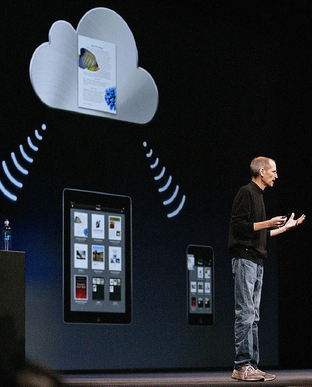Im Zeichen der Wolke: Apple-Chef Jobs  | Foto: dpa