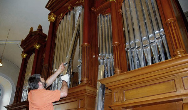 Orgelbaumeister Wolfram Sttzle aus Wa...als wieder im Gottesdienst erklingen.   | Foto: Roland Vitt