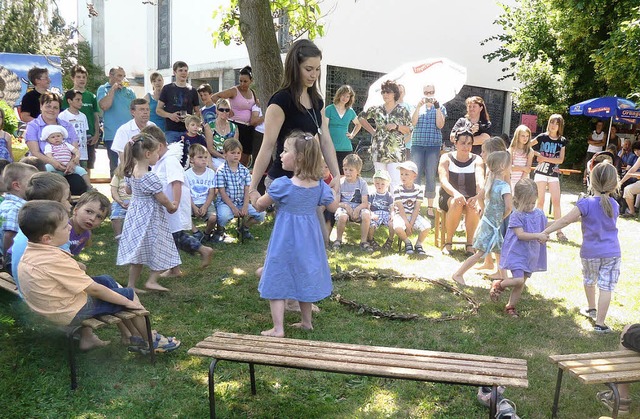 Mit Singspielen gestalteten die Kinder...ramm beim Kirchweihfest in Ichenheim.   | Foto: Dieter Fink
