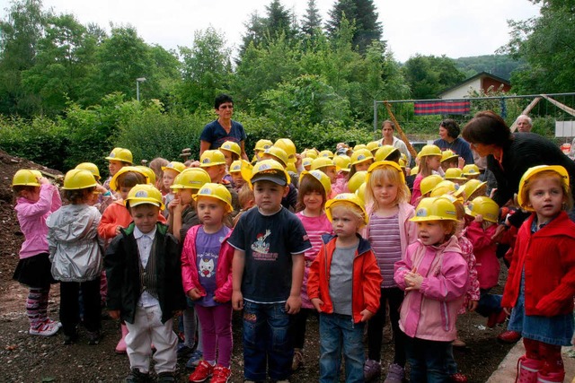 Bauhelme erhielten die Kinder des Kind...termatt von den Architekten geschenkt.  | Foto: Marlies Jung-Knoblich