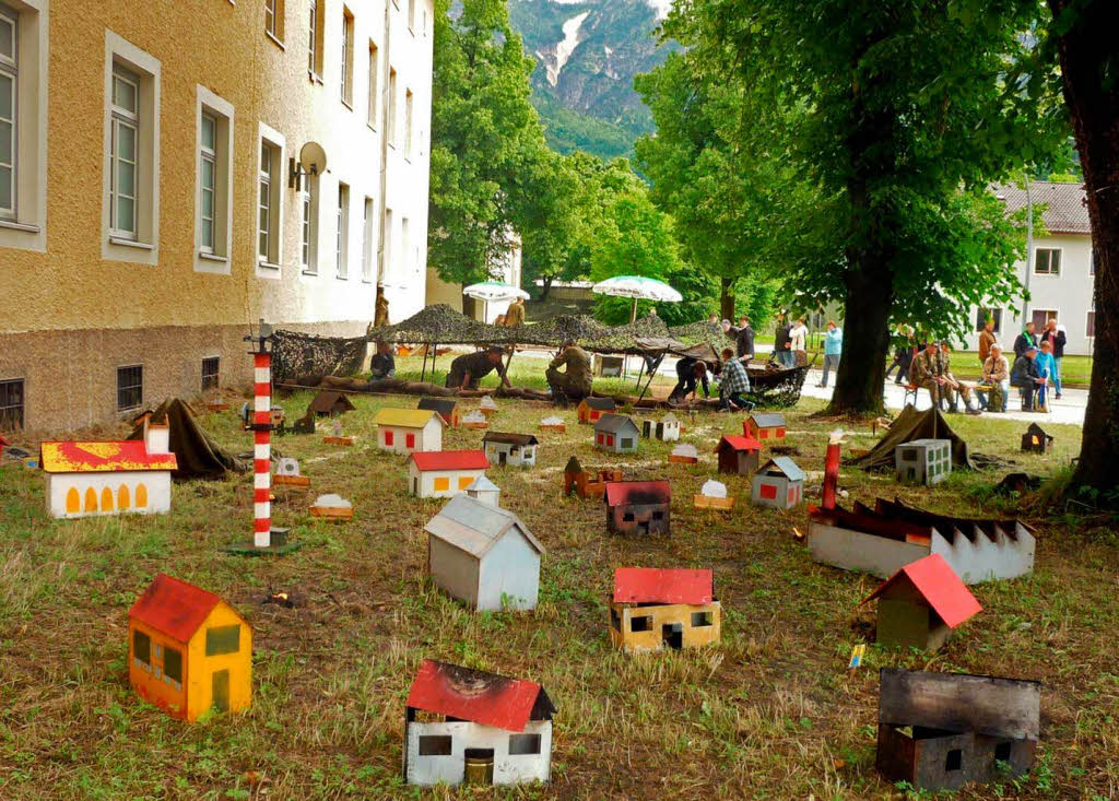 Bei  umstrittenen Kriegsspiele fr Kinder in einer Bad Reichenhaller Kaserne konnte auf ein Miniaturdorf gezielt werden. Dessen Name: Klein-Mitrovica (Foto: Rabatz-Bndnis).