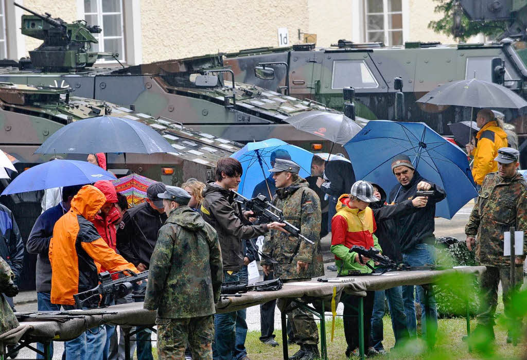 Das sonstige Programm des Tags der offenen Tr, der am 28. Mai stattfand: Soldaten erklren die Funktionsweise verschiedener Handfeuerwaffen.