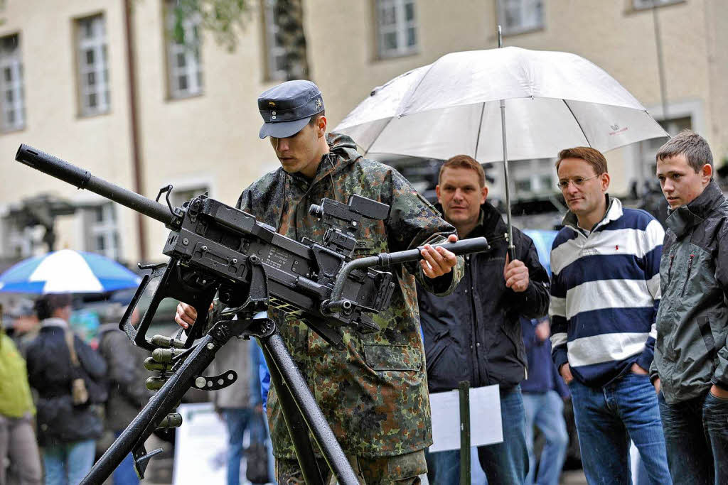 Das sonstige Programm des Tags der offenen Tr, der am 28. Mai stattfand: Ein Soldat erklrt, wie eine Granatwaffenmaschine funktioniert.