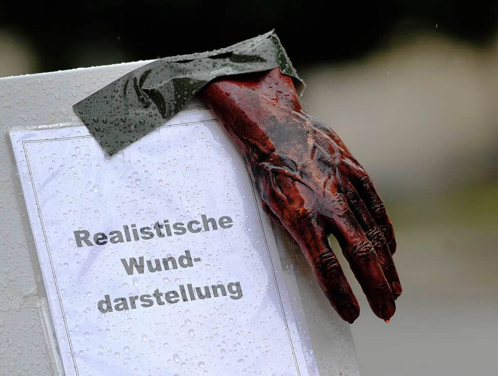 Das sonstige Programm des Tags der offenen Tr: Ein Schild mit der Aufschrift "Realistische Wunddarstellung" weist auf einen Informationsstand hin.