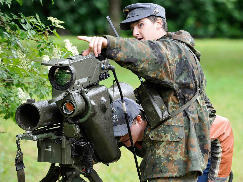 Das sonstige Programm des Tags der offenen Tr: Ein Gebirgsjger der Bundeswehr erklrt eine Panzerabwehrlenkflugrakete.