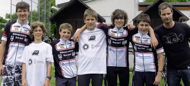 Sie nahmen am Bike-Pool-Cup teil (v.l....nfeld. Mit im Bild  Lehrer Jrg Merz.   | Foto: Ilona Seifermann