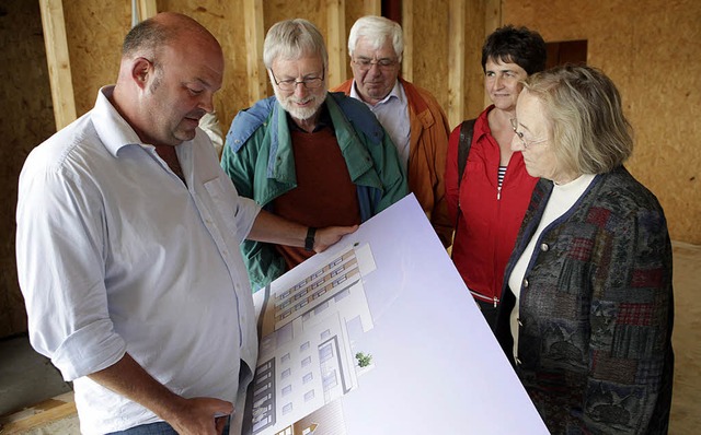 Architekt Jrgen Gromann (links) zeig...Ausschusses die aktualisierten Plne.   | Foto: Christoph Breithaupt