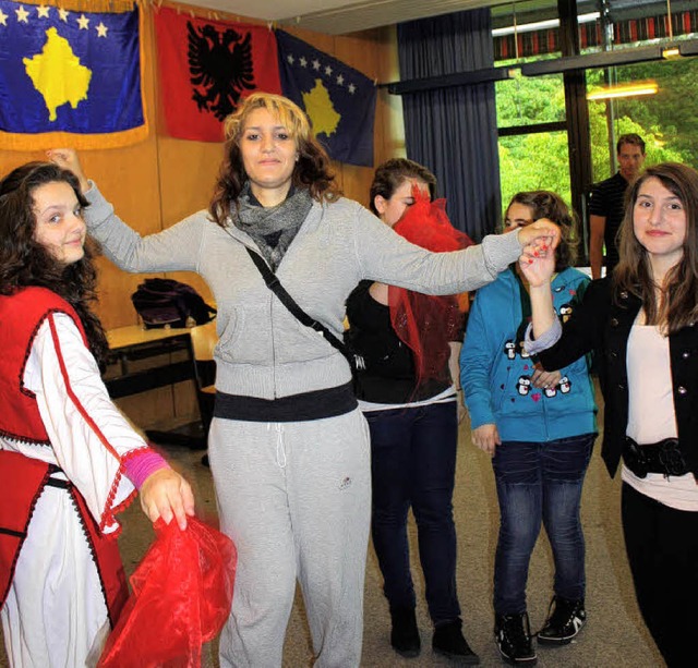 Mdchen aus der Lndergruppe &quot;Kosovo und Albanien&quot; proben einen Tanz.  | Foto: Gabriele Fssler