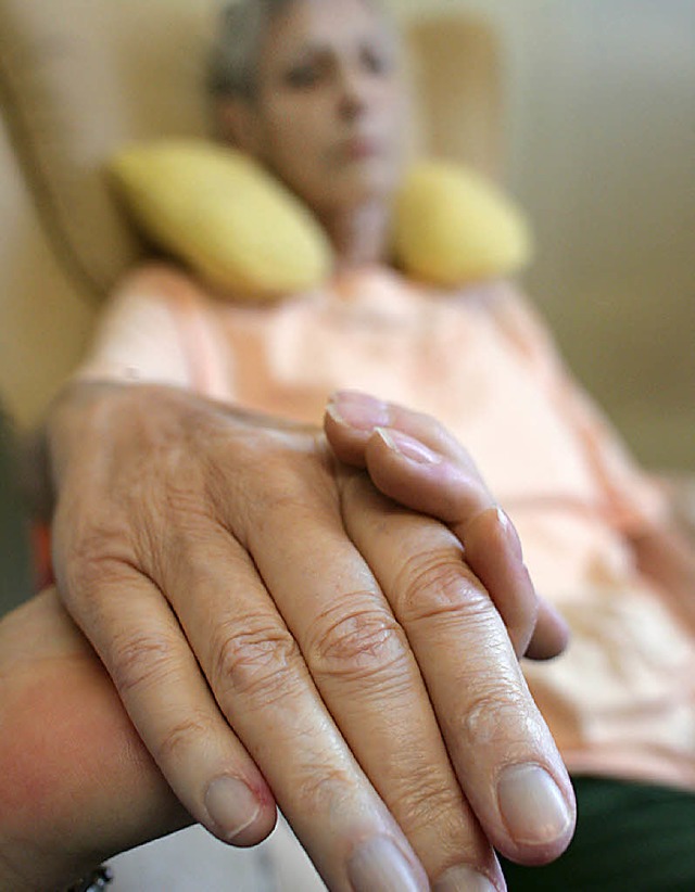 Die Pflege von Angehrigen kann krperlich und seelisch sehr fordernd sein.  | Foto: dpa