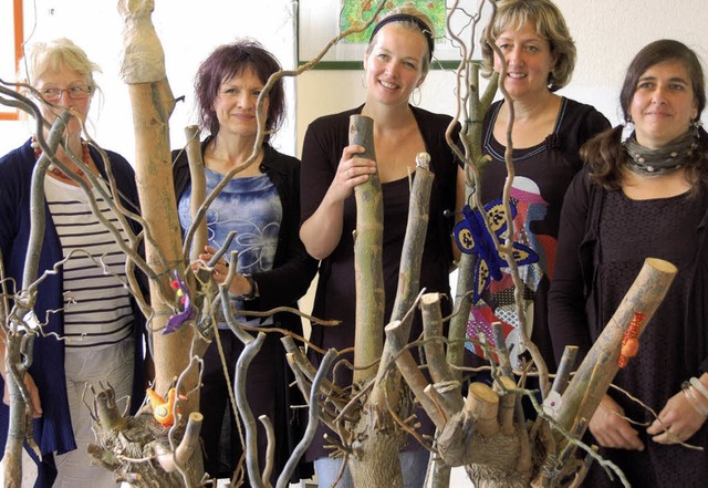 Hinter dem Projekt &#8222;Lebensbaum&#...ler und Annemarie Weber (von rechts).   | Foto: Gramespacher
