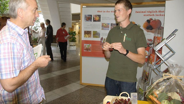 Landwirt Michael Lang aus Wintersweile...ft zu den verschiedenen Kirschsorten.   | Foto: Michael Reich