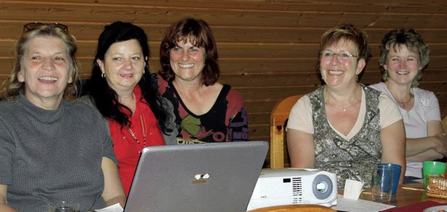 Angelika Dahlin (links) berichtete den...ie Projekte, die untersttzt werden.    | Foto: Charlotte Frse