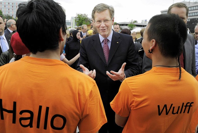 Ermunternde Worte:  Bundesprsident Christian Wulff spricht mit Jugendlichen.   | Foto: dpa