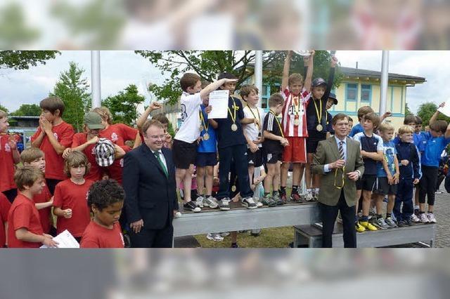 Frhliche Stimmung im Stadion beim Sportfest der Grundschulen