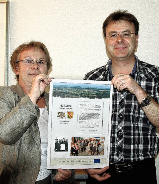 Eine Delegation mit Brgermeisterin Ha...henk gibt es eine Urkunde aus Freiamt.  | Foto: Pia Grttinger