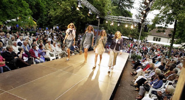 Auf dem Laufsteg prsentieren vier junge Damen die neuen Modetrends.   | Foto: Christoph Breithaupt