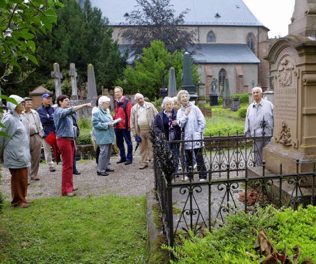 Mitglieder der Regionalgruppe machen sich  zur  Geschichte des Friedhofs schlau.  | Foto: Breithaupt