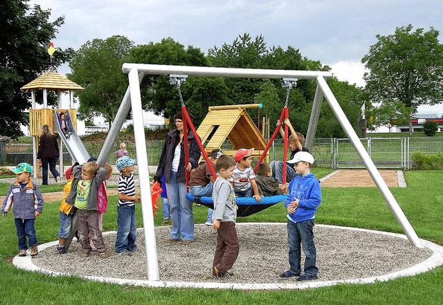 Die Auggener Kinder erobern den neuen Spielplatz im Sturm.   | Foto: Umiger