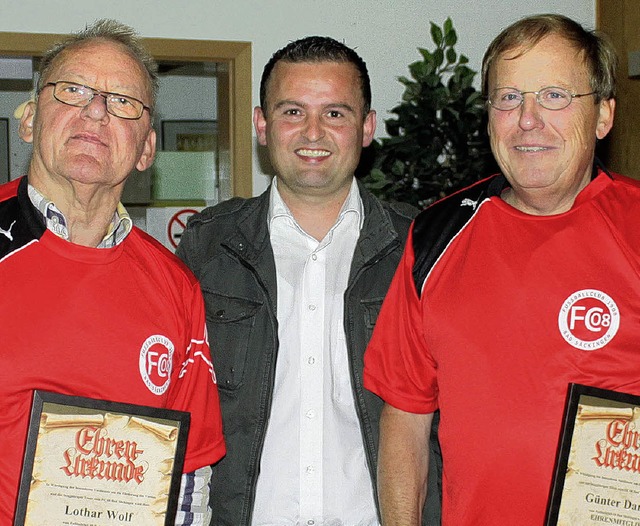 Lothar Wolf (links) und Gnter Dangel ...atuliert Vorsitzender Christian Herr.   | Foto: Sandra von Appen