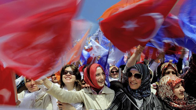 Frauen jubeln dem trkischen Ministerprsidenten  in Istanbul zu.   | Foto: DPA