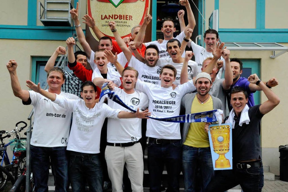 Die Mannschaft des FC Teningen greift nach dem großen Cup und freut sich, den Titelverteidiger FC Schalke 04 empfangen zu dürfen. (Foto: Markus Zimmermann) Die Mannschaft des FC Teningen greift nach dem großen Cup und freut sich, den Titelverteidiger FC Schalke 04 empfangen zu dürfen. (Foto: Markus Zimmermann)