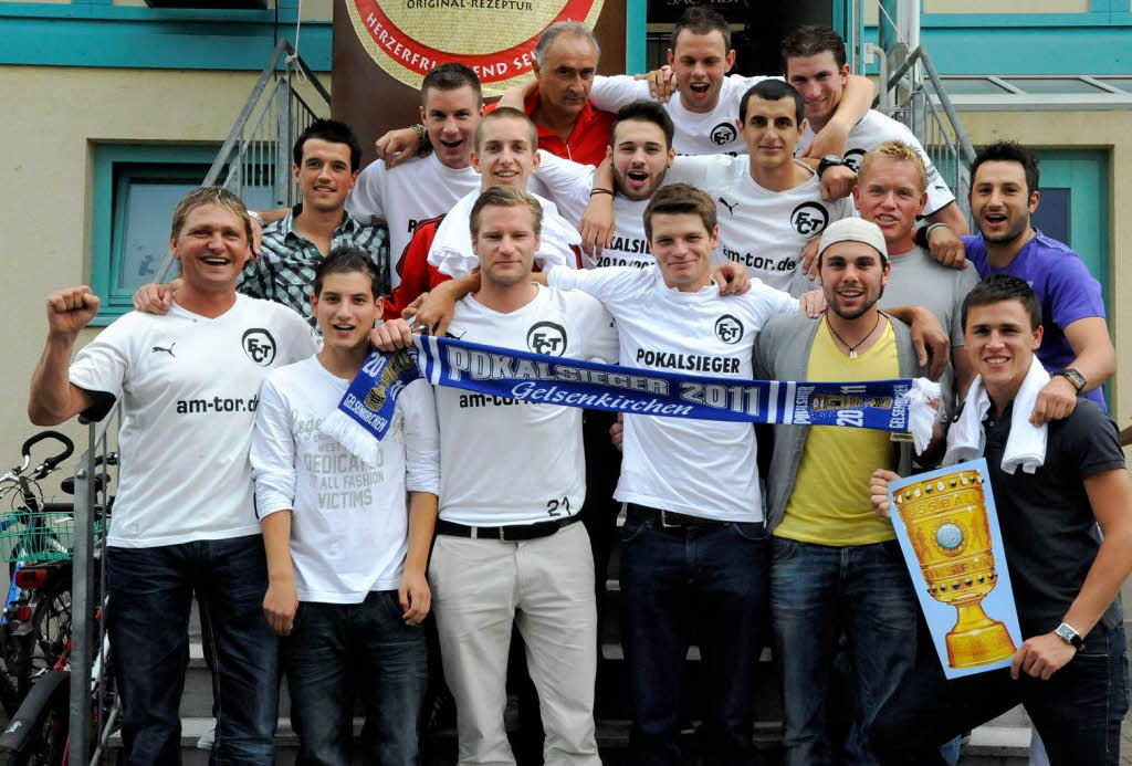 Die Mannschaft des FC Teningen greift nach dem groen Cup und freut sich, den Titelverteidiger FC Schalke 04 empfangen zu drfen.