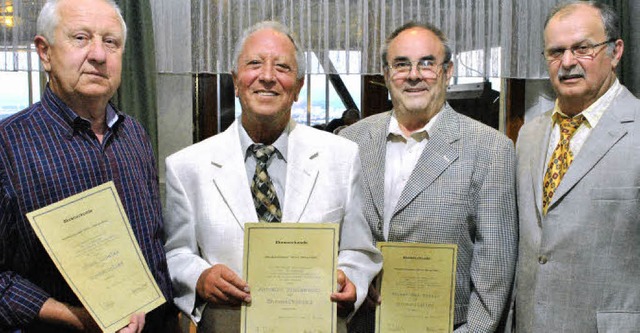 Vorsitzender Rolf Erbsland (rechts) er...s Akkordeon-Orchesters Weil am Rhein.   | Foto: Norbert Sedlak