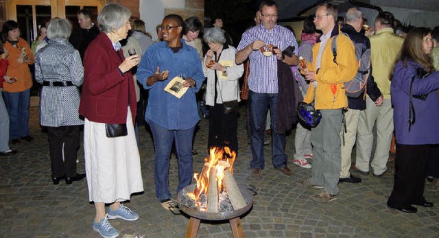 Mit einem Pfingstfeuer vor der evangel... in Grenzach endete die Pfingstnacht.   | Foto: Heinz Vollmar