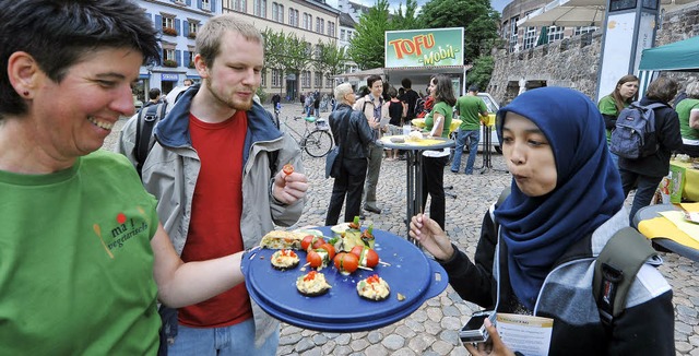 Grnen-Stadtrtin Adelheid Hepp (links...die ber vegetarisches Leben forscht.   | Foto: Michael Bamberger
