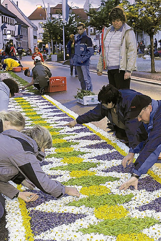 Dieses Bild vom Legen eines  Blumentep...  wohl nur sehr eingeschrnkt geben.    | Foto: Archivbild: Sigwart