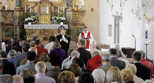 Pfarrer Frank-Uwe Kndiger und Markus ...n der renovierten Heilig-Geist-Kirche   | Foto: Heidi Fssel