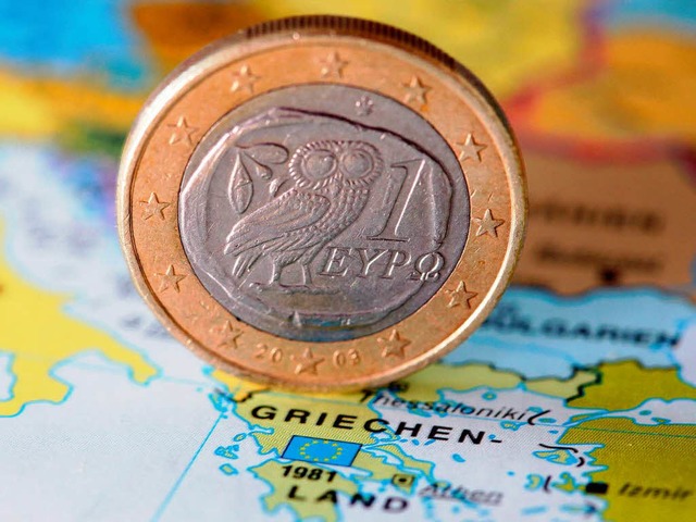 Eine griechische Ein-Euro-Mnze steht auf einer Landkarte.    | Foto: dpa