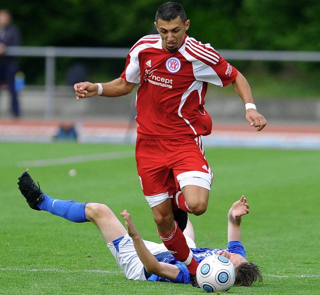 berrannt: Der Mannheimer Ali zgn (r...spiel zwei Treffer gegen den SV Weil.   | Foto: Archivfoto: Meinrad Schn