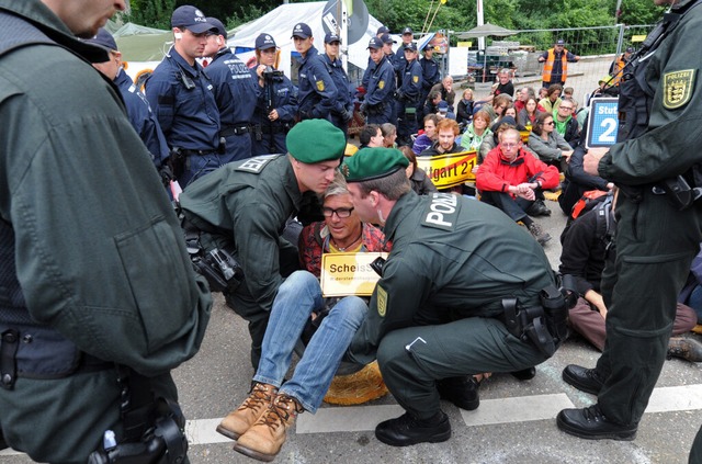 Ein Stuttgart 21-Gegner wird am Dienst...em Bautor von der Polizei weggetragen.  | Foto: dpa
