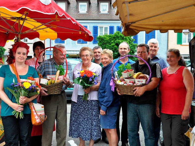 Sabine Langheinrich und das Grtnerehe... verlassen den Breisacher Wochenmarkt.  | Foto: Kai Kricheldorff