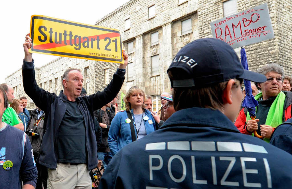 S21-Gegner protestieren vor dem Sdflgel des Stuttgarter Hauptbahnhofs.