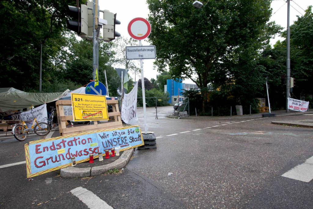 Protestplakate und Zeltplanen vor der Zufahrt zum Gebude des Grundwassermanagements.