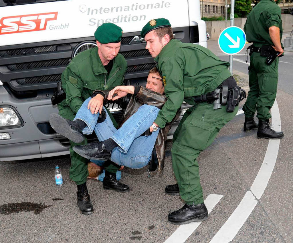 Eine-Stuttgart 21-Gegnerin wird von Polizisten aus einer Blockade getragen.