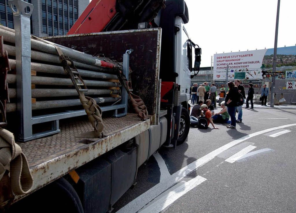 Gegner des Bahnprojekts blockieren einen LKW mit Baumaterialien an der Nordseite des Hauptbahnhofs.