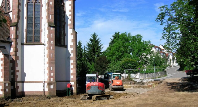 Der Parkplatz hinter der katholischen ... wird trockengelegt und umgestaltet.    | Foto: Sylvia-Karina Jahn