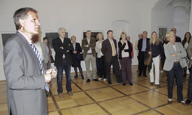 Kulturreferent Jrgen Glocker fhrte m...ste durch die Ausstellung im Schloss.   | Foto: jul